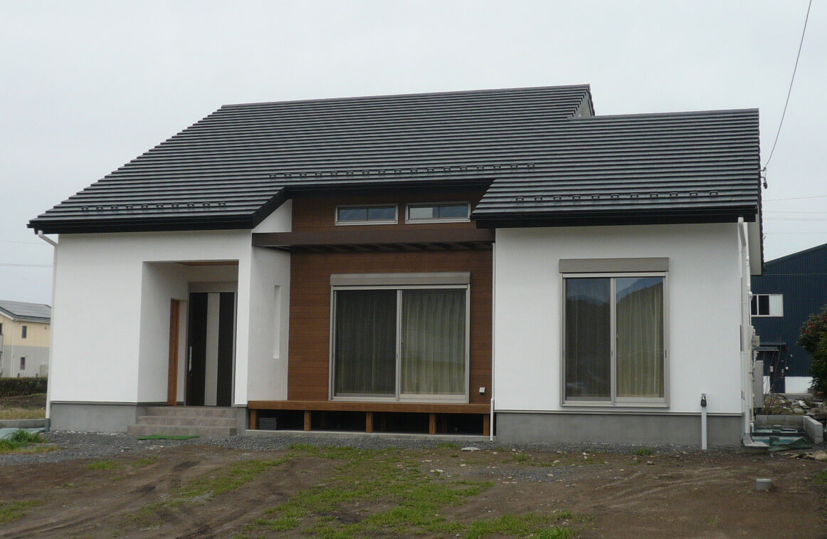 開放感あふれる、木の表情が映える家