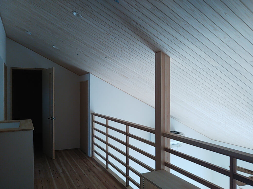 木のぬくもりが広がる、勾配天井の住まい