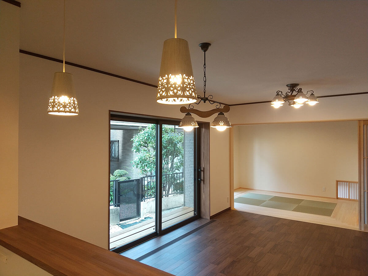 明るさと落ち着きが巡る、上質な住まい