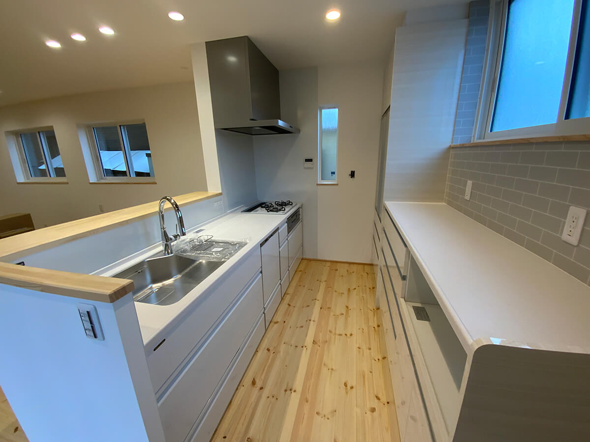 やわらかなイエローが迎える家