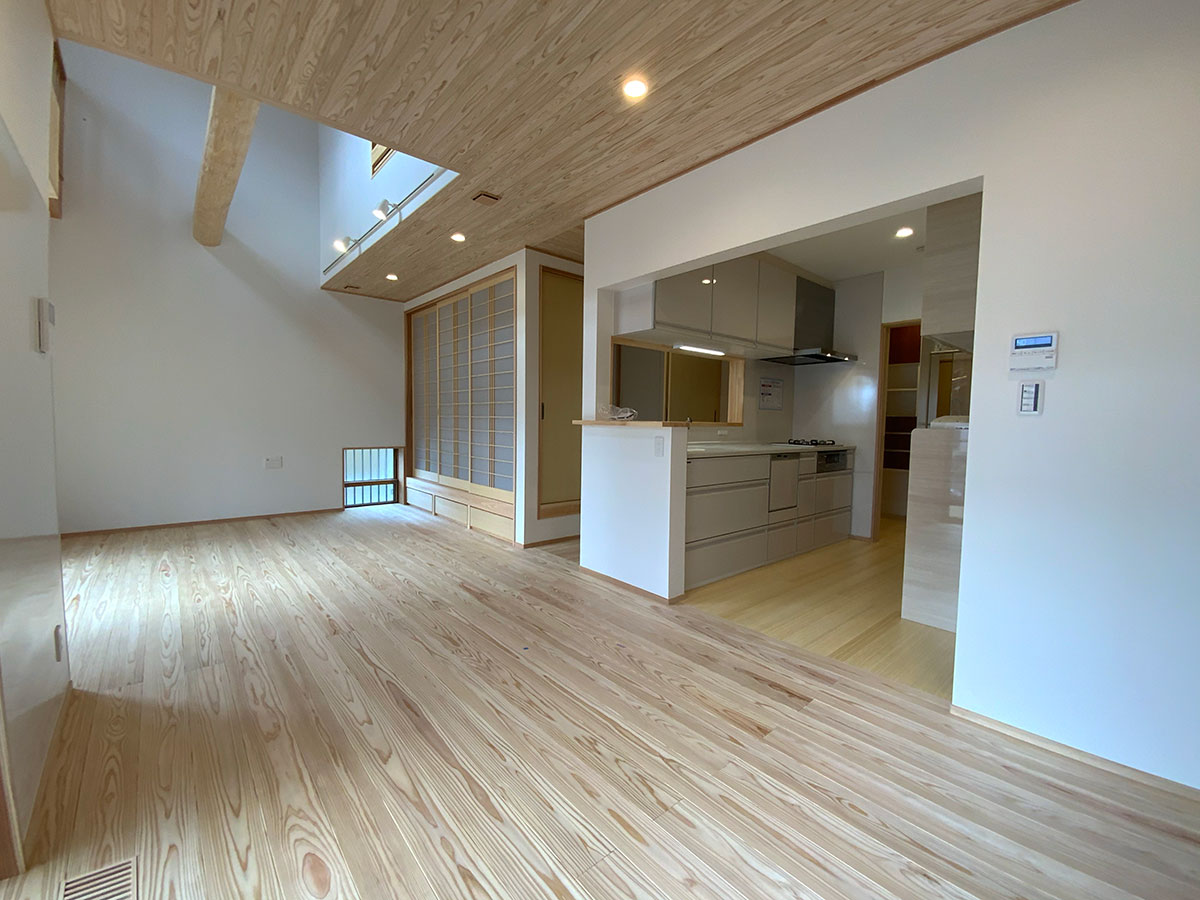 ひろがりと温もりが重なる、木の住まい