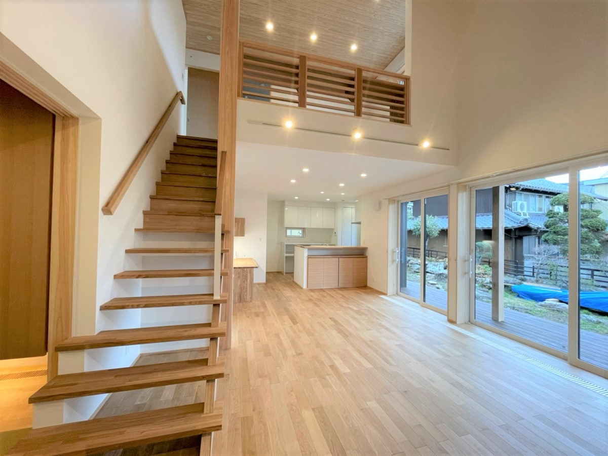 大開口で庭とつながる、心地よい家